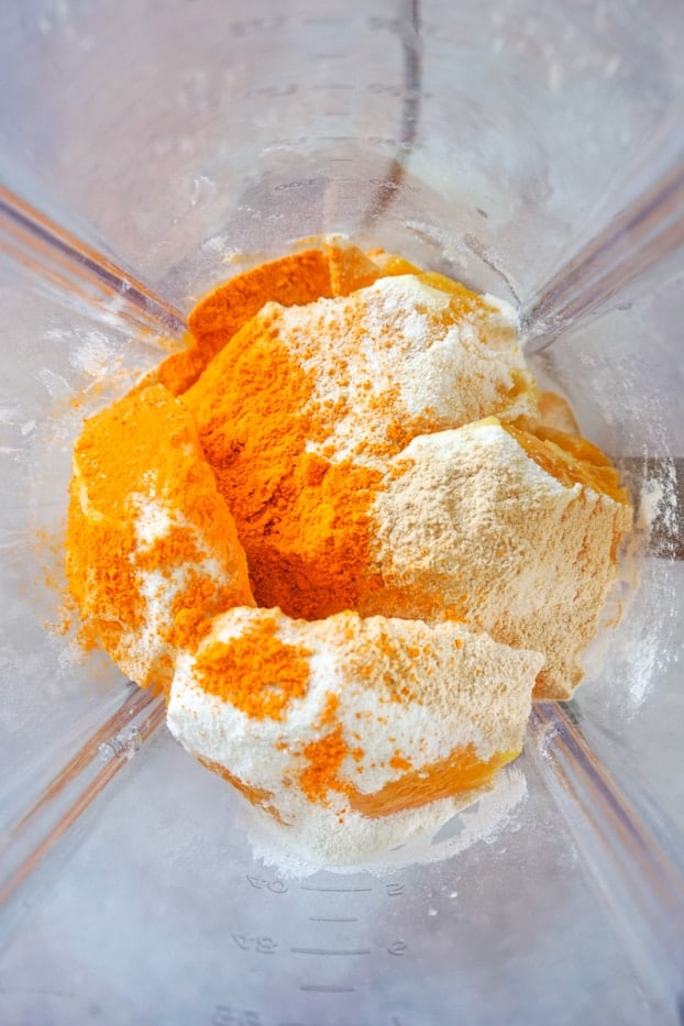 Turmeric powder and Vitamic C powder in a blender