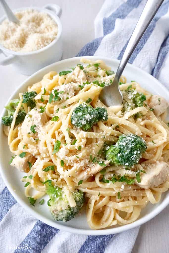 Skinny Broccoli Chicken Fettuccine Alfredo (with Cauliflower Sauce)