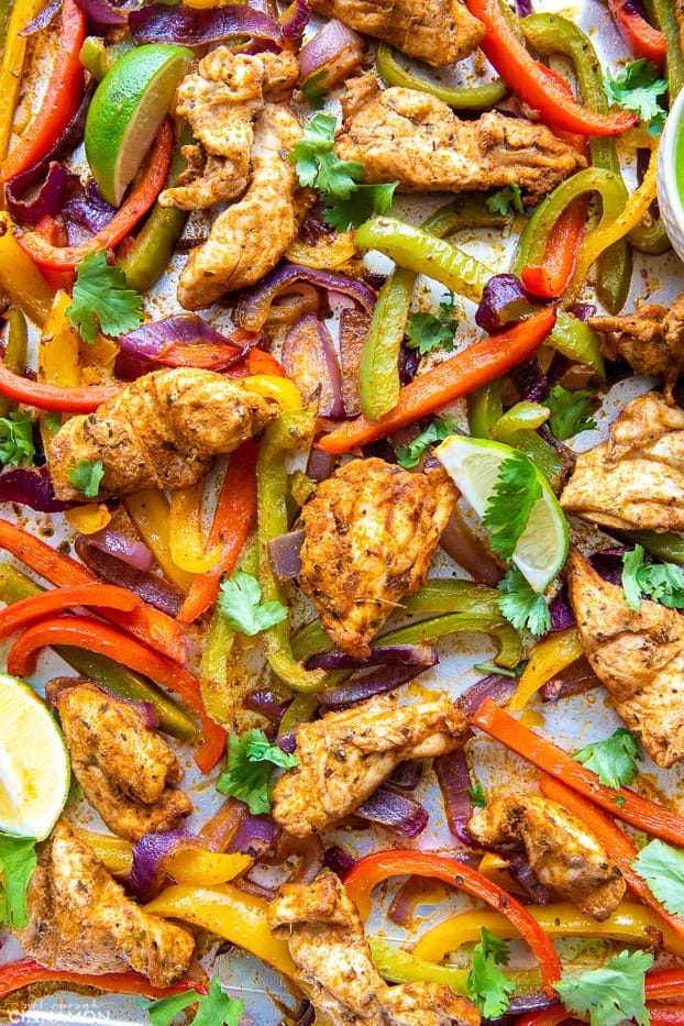  morceaux de poitrine de poulet juteuse cuits sur une poêle à feuilles avec des légumes assortis 