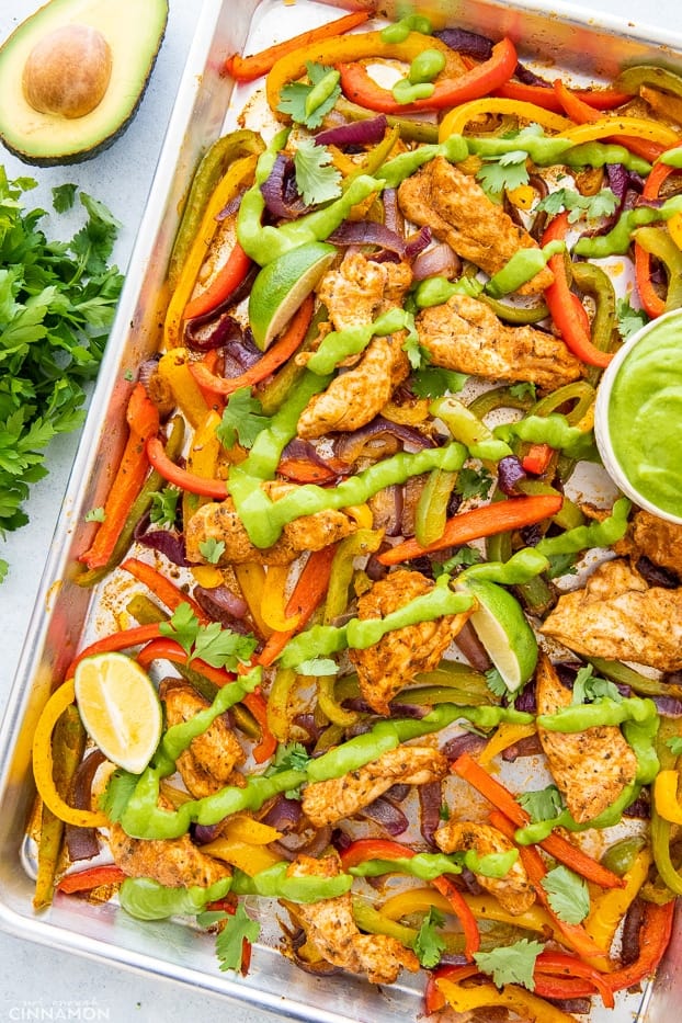  plan supérieur de Fajitas de poulet à la poêle en feuilles arrosées de sauce crémeuse à l'avocat et au citron vert sur une poêle en feuilles 